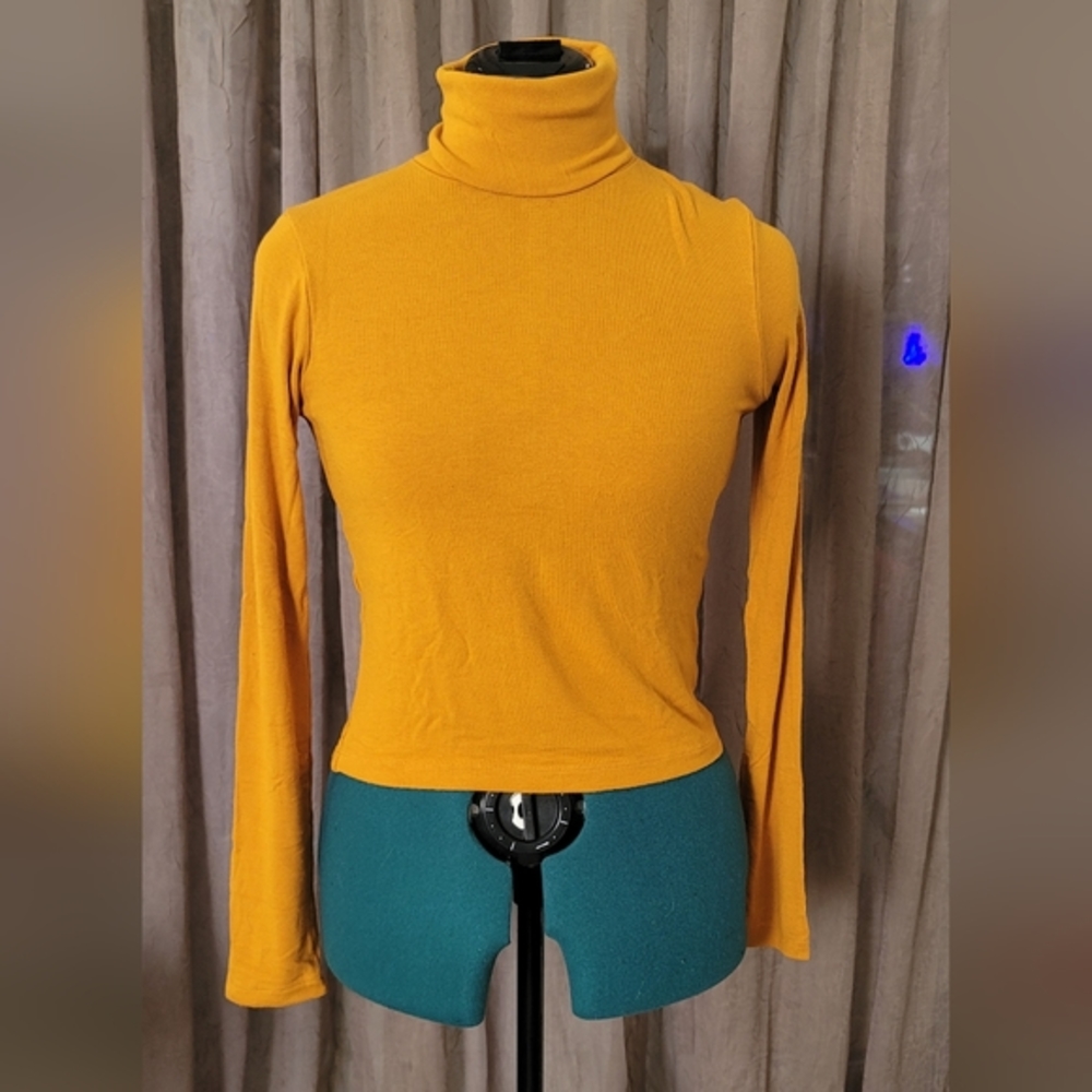 Zara long sleeve crop top. Small. Yellow-orange. Never worn. Without tags.